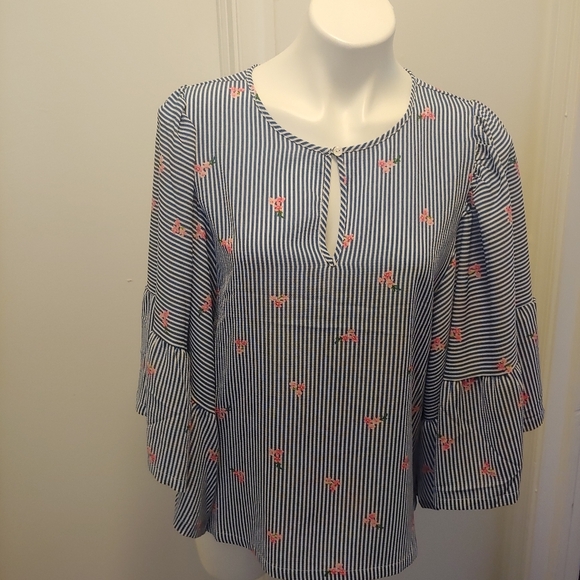 NWT Bobeau blue floral bell/flutter sleeve blouse - Picture 1 of 5